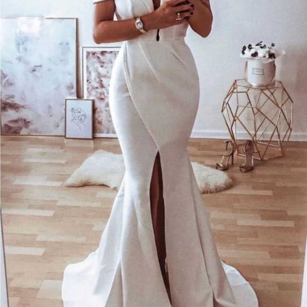 Chic White Maxi Dress with Slit